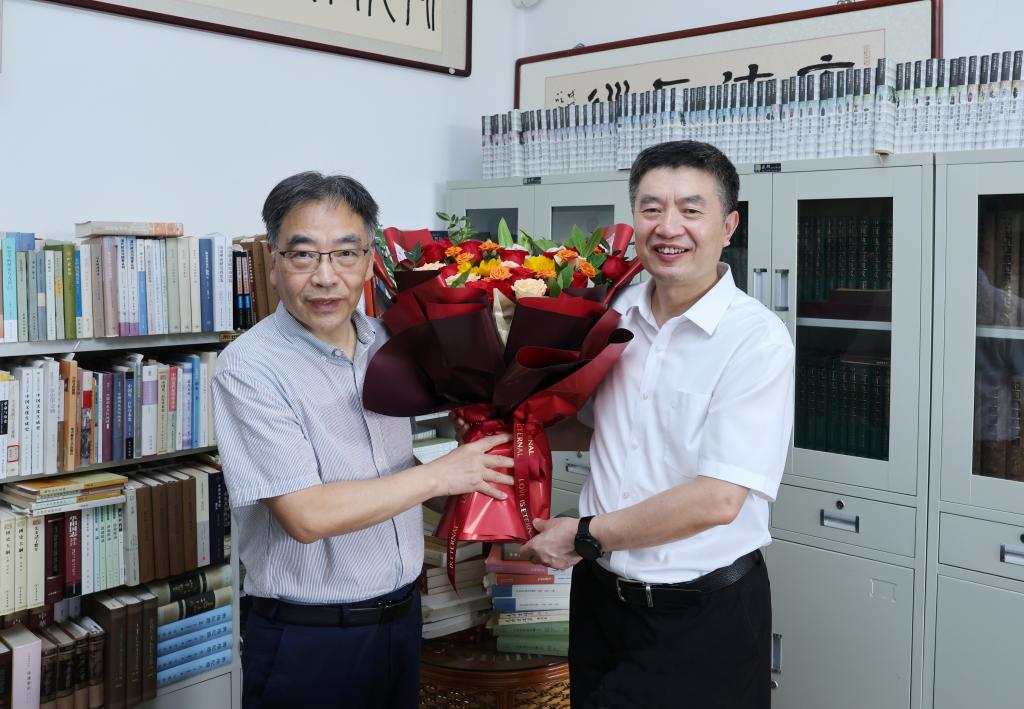 学校开展“七一”前夕走访慰问活动