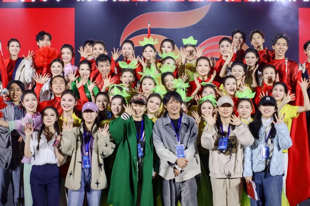 “三花舞”育人传文化 舞伉俪同写专业情