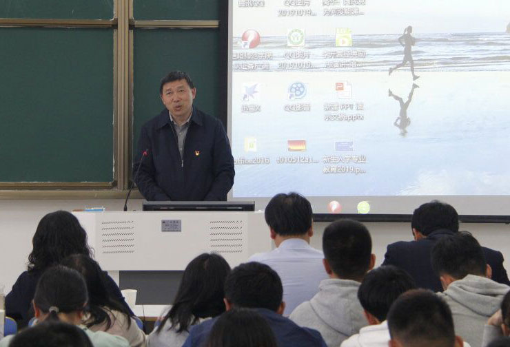 王校长讲思政课.jpg