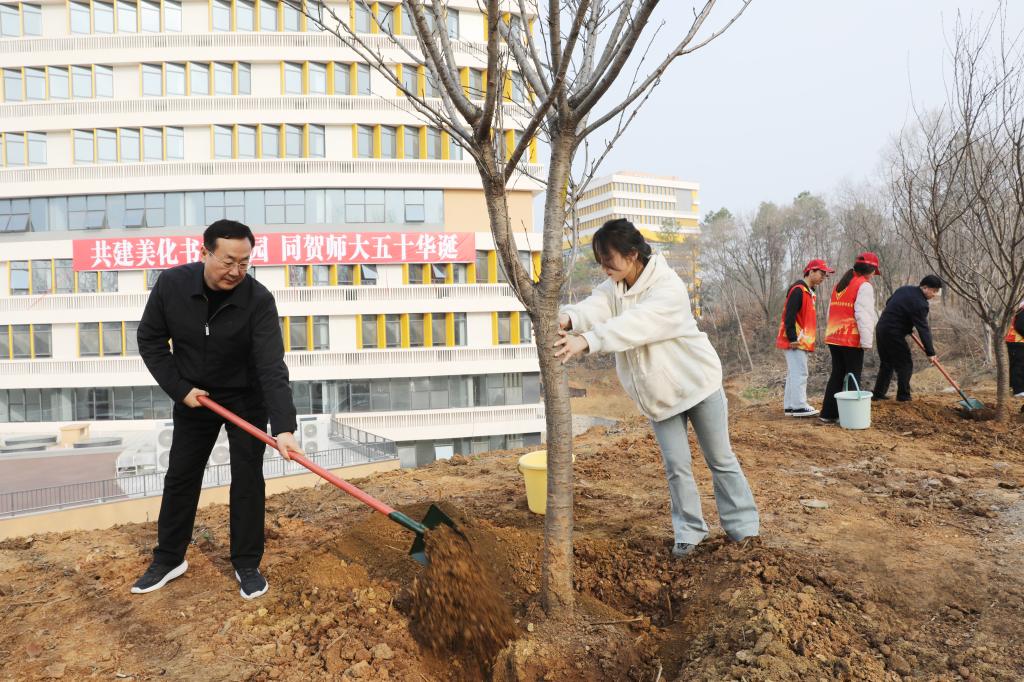 学校开展义务植树活动