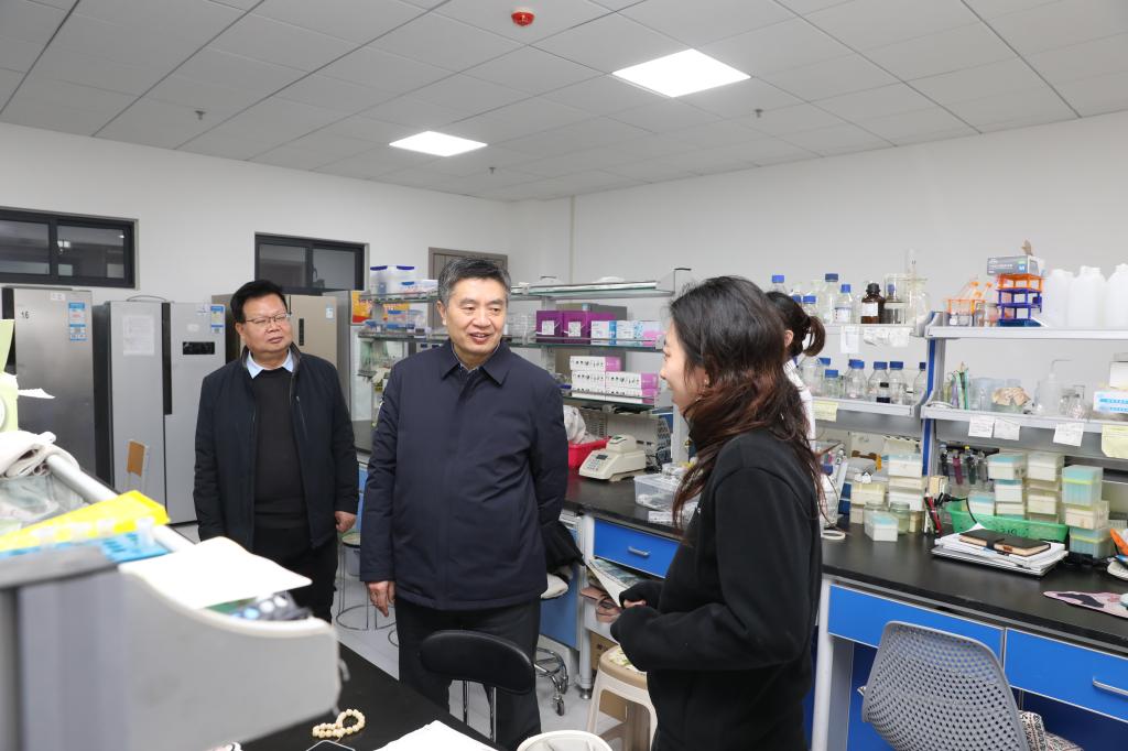 校长余本海带队开展冬季校园安全专项检查