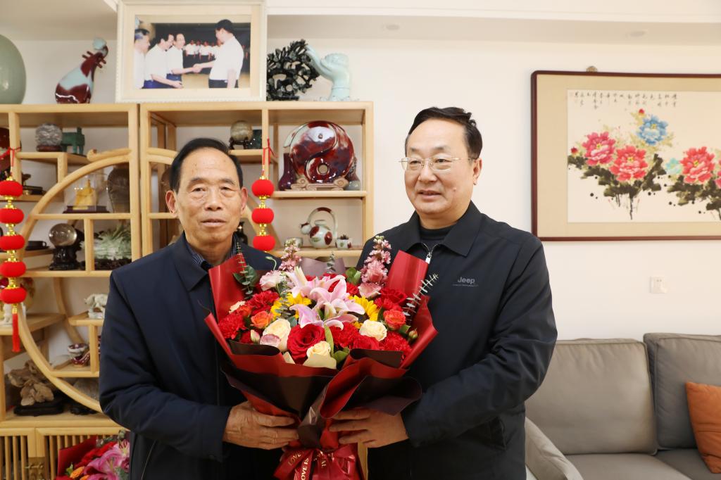 学校开展春节前夕走访慰问活动