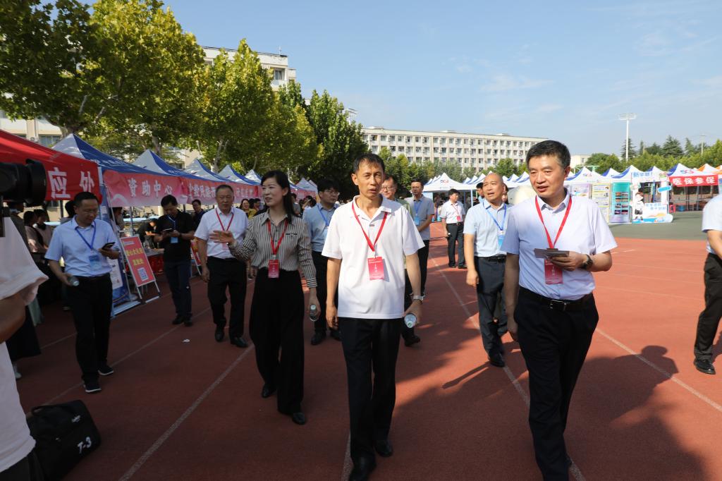 青春书华章 梦想启新航——我校喜迎2025级新生